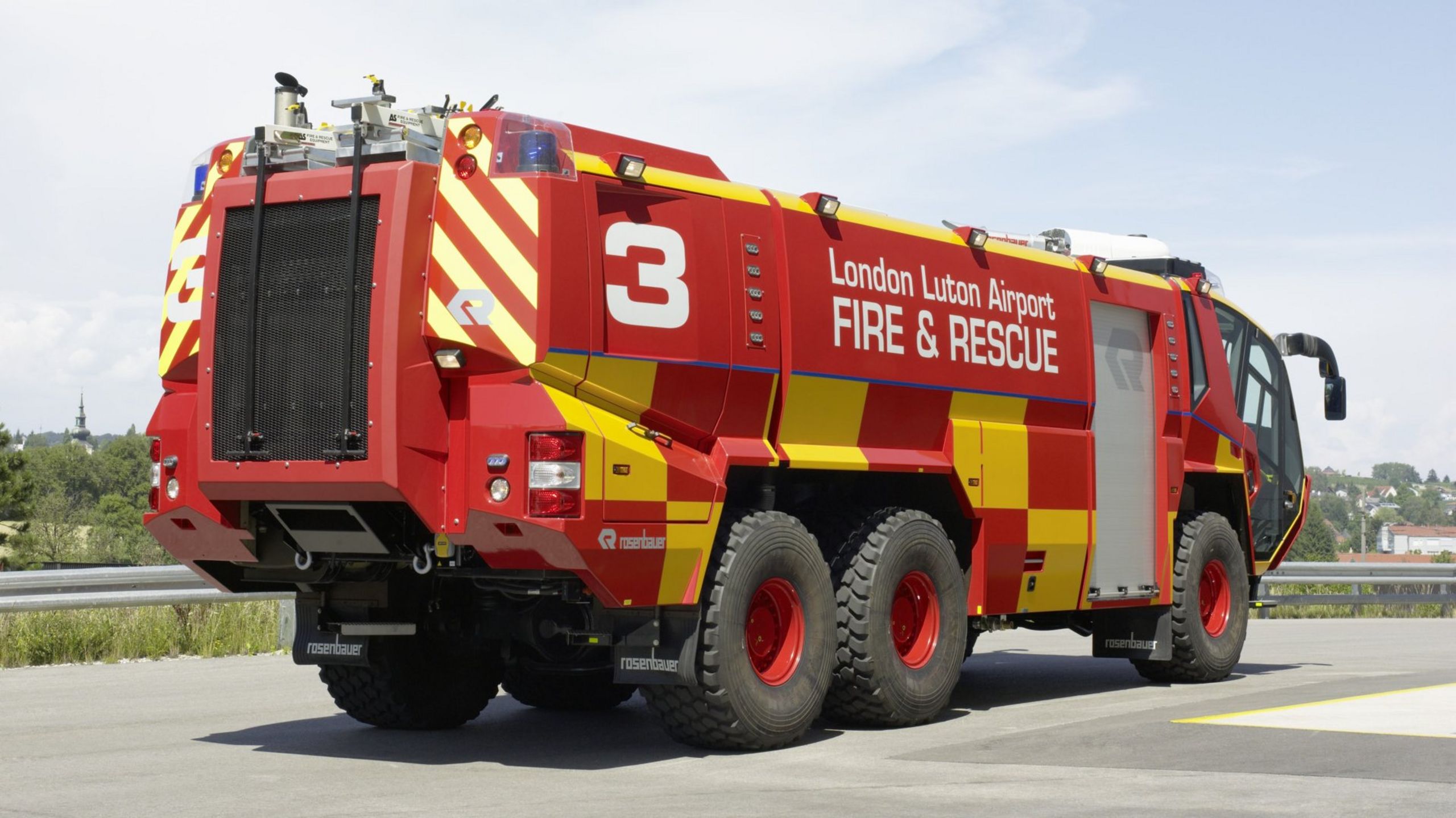 30 Years PANTHER - Große Verantwortung PANTHER 6x6 London Luton Airport