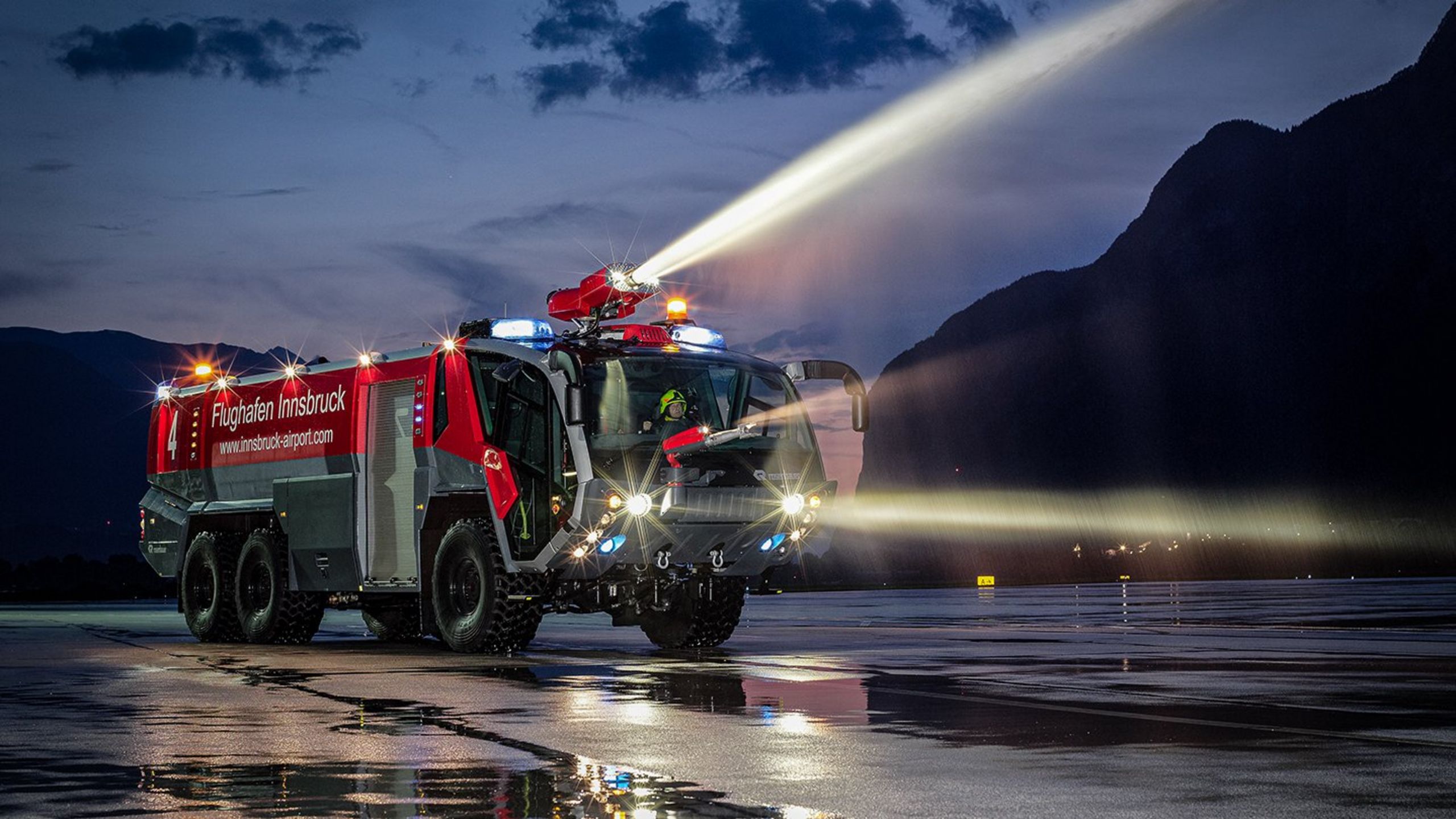 30 Years PANTHER - Anflug mit Kick Der PANTHER am Flughafen Innsbruck in Action