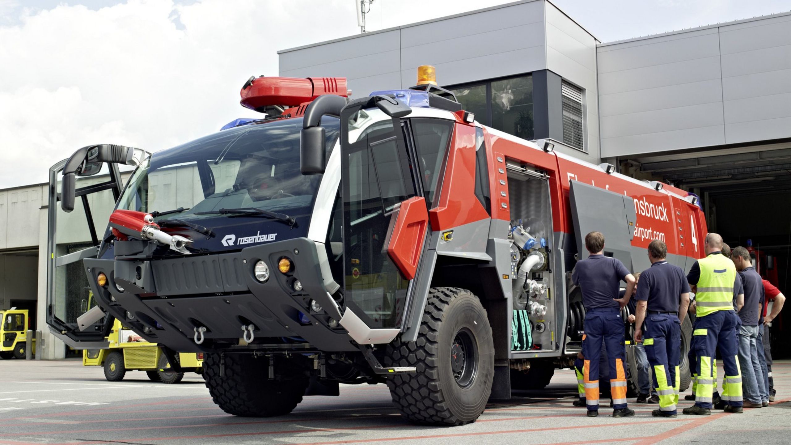 30 Years PANTHER - Anflug mit Kick Einschulung direkt am Flughafen in Innsbruck