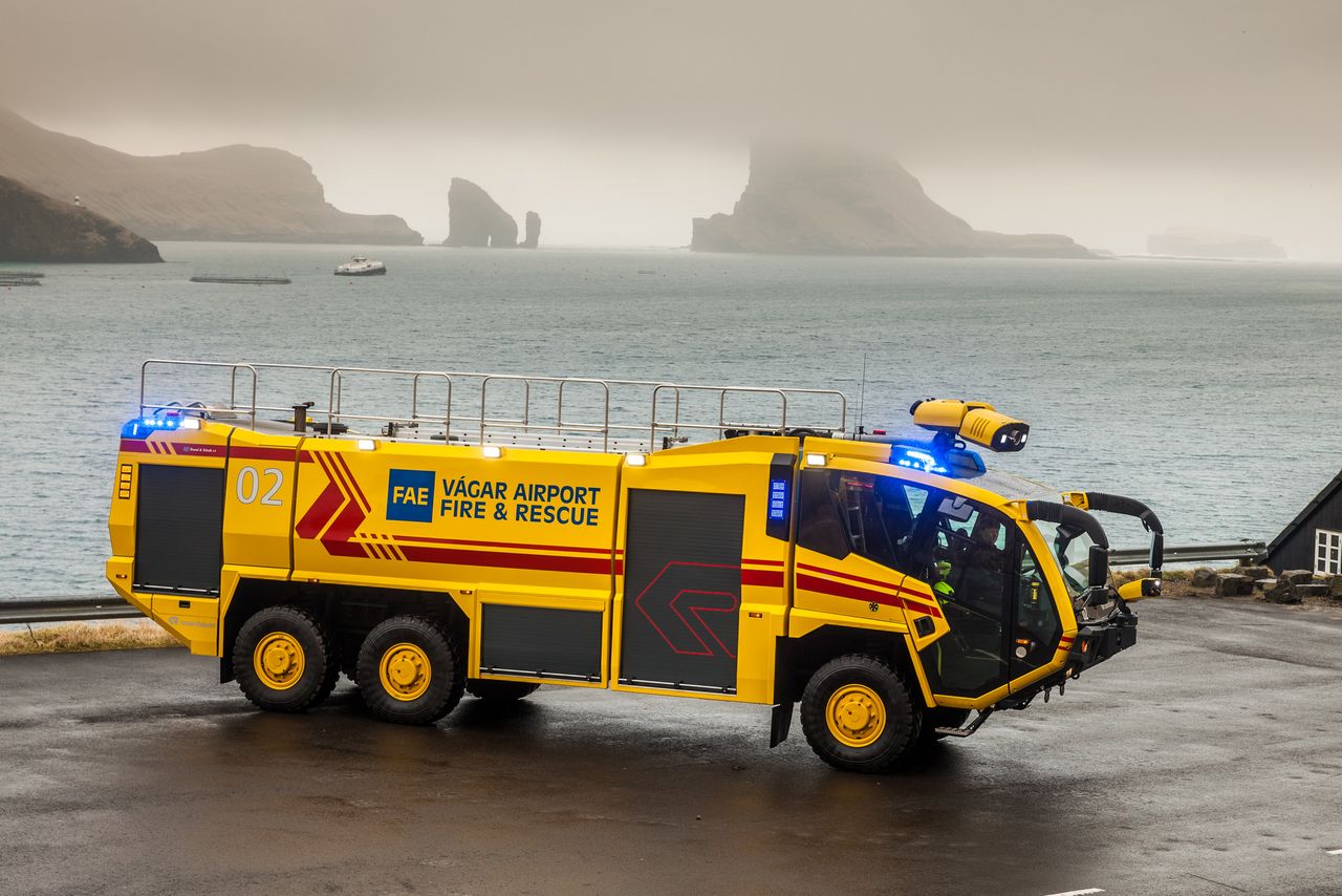 Direkt am Wasser zeigt sich der PANTHER am Vágar Airport.