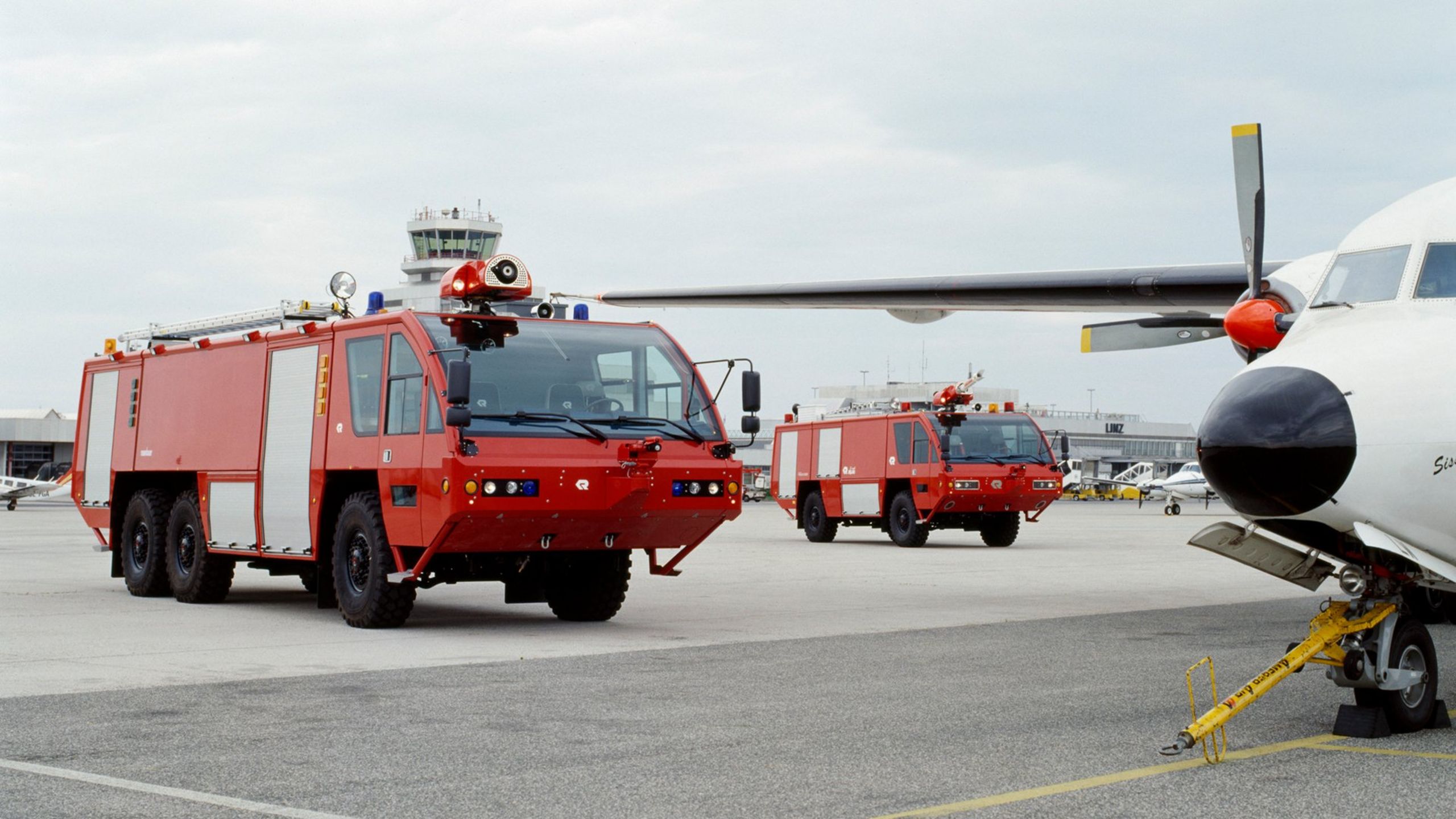 30 Years PANTHER - Einführung des PANTHER in den USA Hier zeigen sich ein PANTHER 4x4 für den Oman und ein PANTHER 6x6 in ihrem natürlichen Umfeld