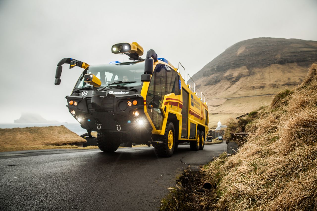Unterwegs auf den Bergstraßen der Färöer Inseln.